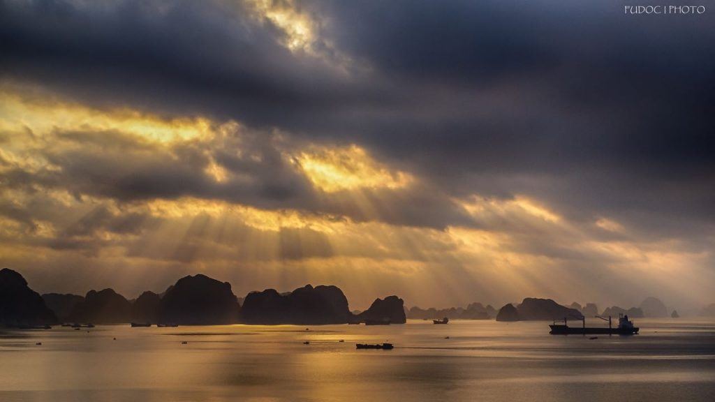 Guide to Vietnam take a boat around Ha Long Bay